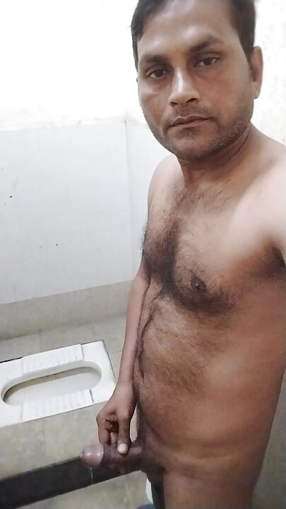Banheiro sozinho garoto indiano garoto