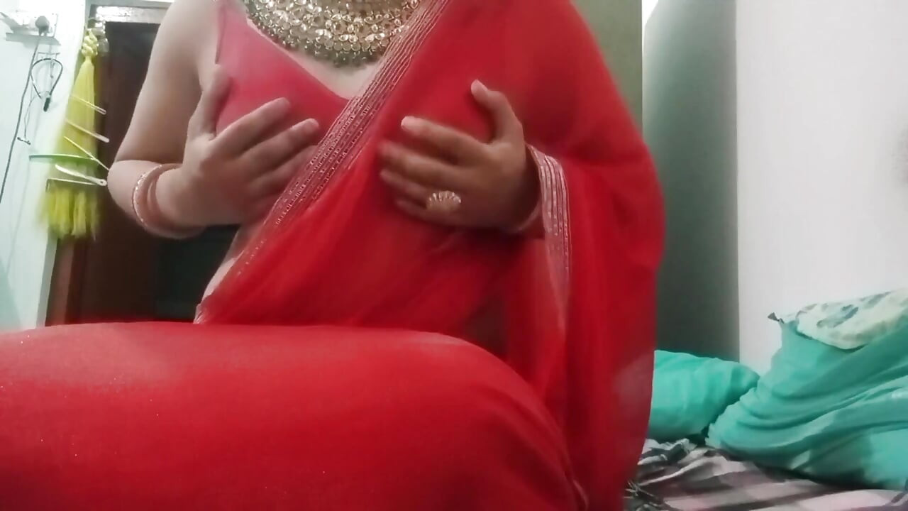 เกย์ก้นอินเดีย แต่งตัวข้ามเพศ Gaurisissy และเล่นกับนมใหญ่ของเธอ