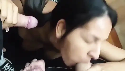 Wir riefen die Männer auf der Party an, um sich für Blowjobs aufzustehen.