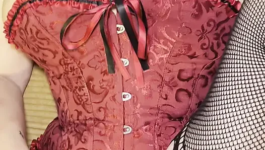 Korse ve file çoraplı orta yaşlı seksi kadın sikiliyor ve dölleniyor