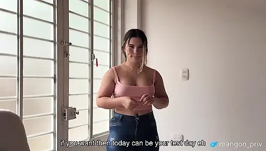 Pembantu Pelayan: Bos, apakah Anda yakin seragamnya sependek itu? Thongku terlihat