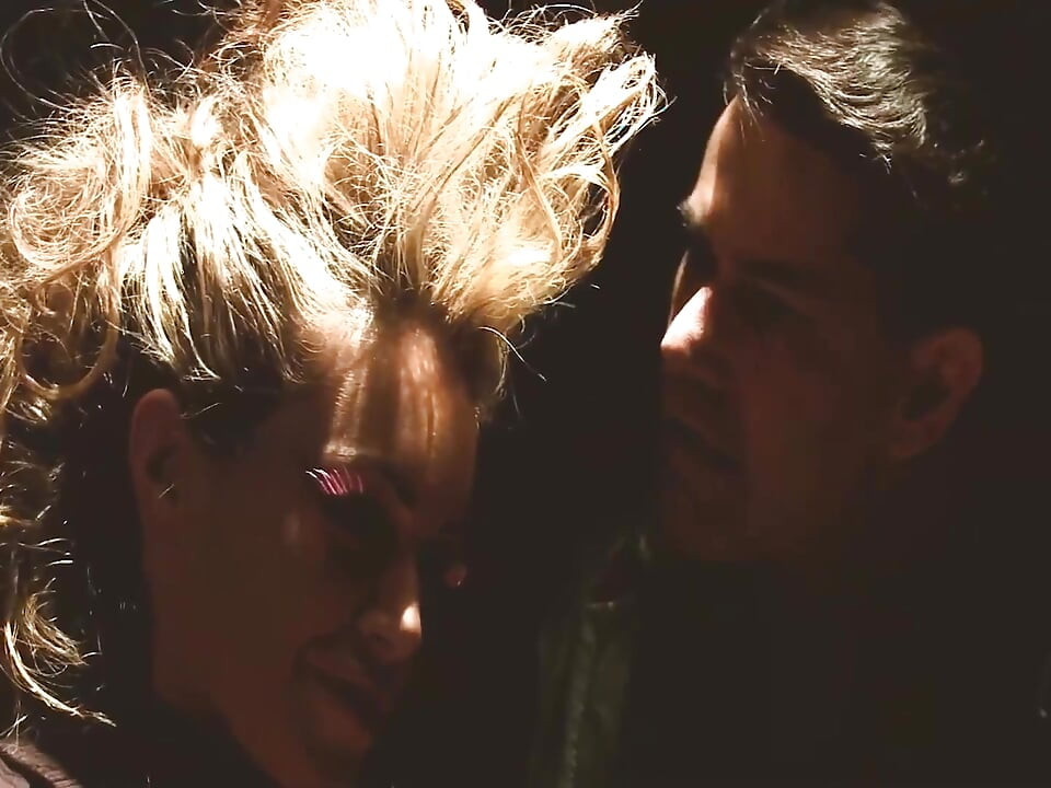 סוכנים מיוחדים מאוד סצנה 1: שלושה סוכנים חרמנים בהלבשה תחתונה מקיימים יחסי מין בחדר החקירות