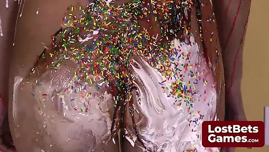 Der Strip Gesichtsbesamungs-verlierer wird zu einem dekadenten leckerbissen