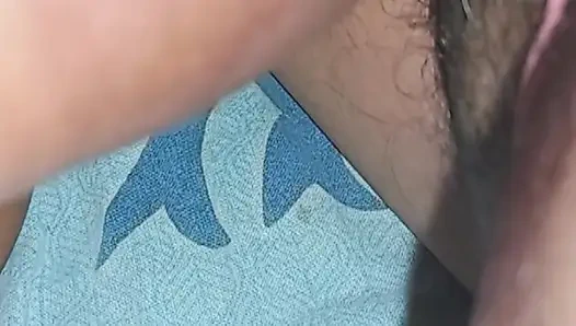 İkimiz de kayınbiraderi ve baldız aynı yatakta yattık, kayınbiraderi ko meri chuchi dekh raha nahi gaya, kankama baskı yapmaya başladı ve kayınbiraderimin yarağını emdim ve Khara'nın amını emdim.