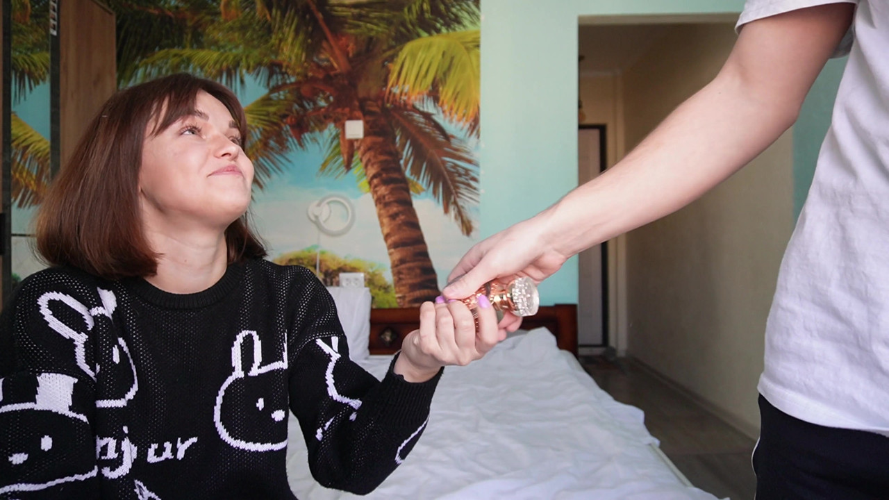 流行的在线游戏在视频博客期间变成继兄弟和继妹之间的性爱