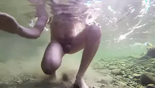 Niño nadando desnudo en el agua