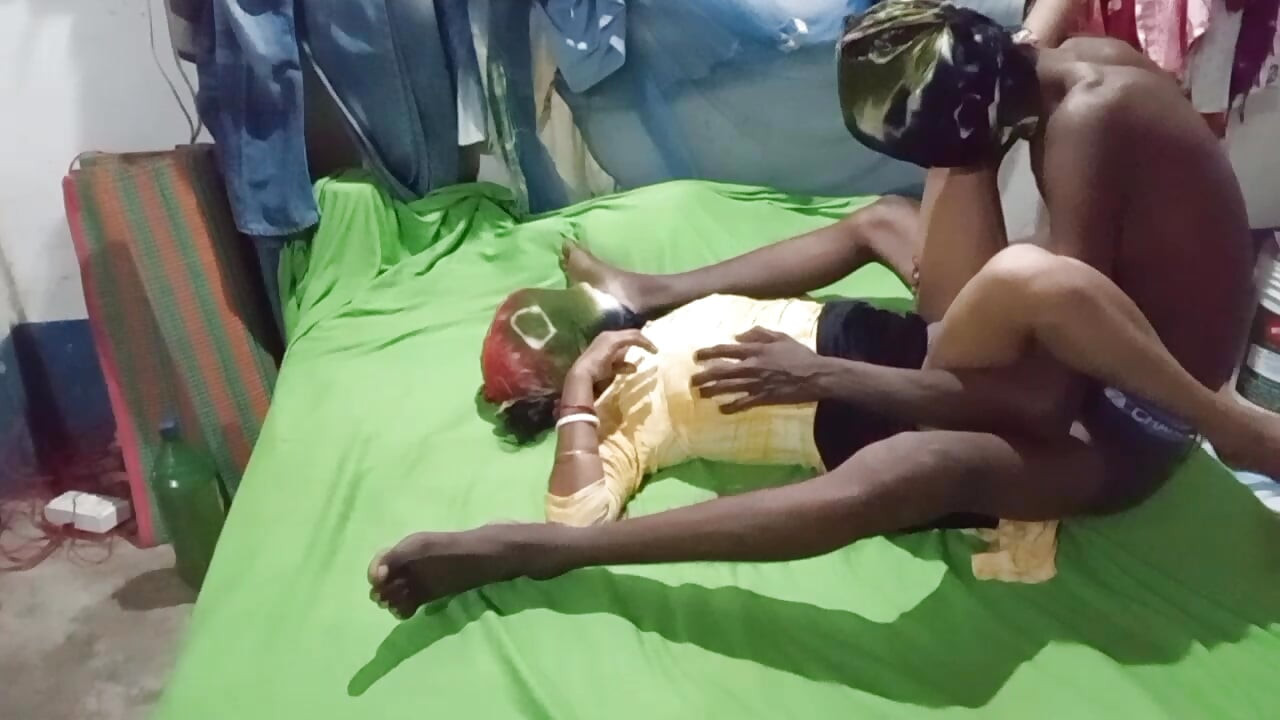 Desi Aunty k saath hot gand ki romantic video only kissing