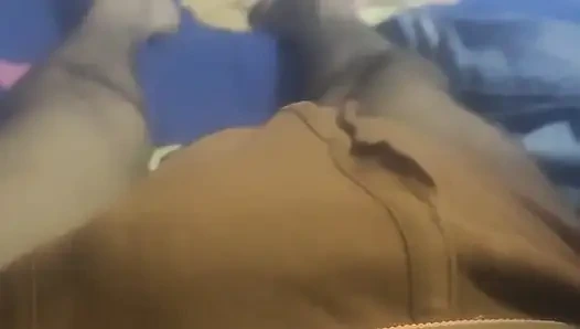 Adik tiriku lagi asik goyangin kontolku sampai aku crot di tangannya