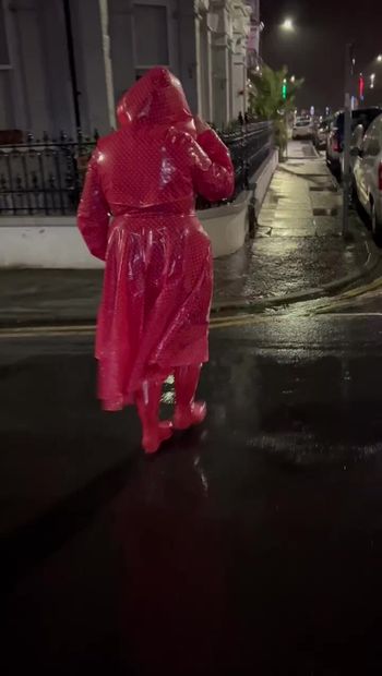 Pvc plastic regenjas lopen in het openbaar