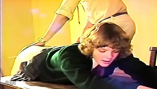 Gadis remaja malang yang hot pantatnya dicambuk di kelas