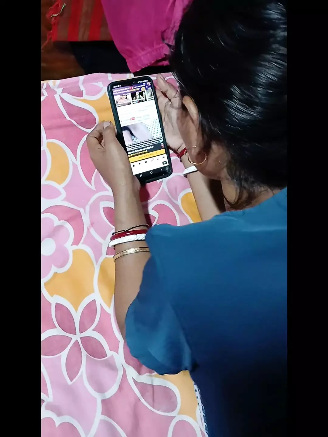 当她的丈夫不在家时，小姨子在她的房间里看色情片，让她高潮简直太棒了