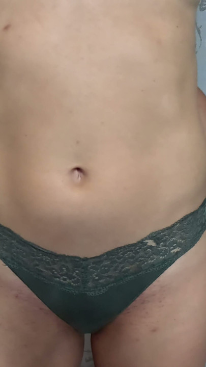 Aku melakukan striptease sambil menggoyang pantat cantikku dan memperlihatkan celana dalam paling seksi yang kumiliki | Klip 2