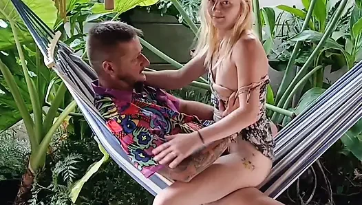 Рыжая блондинка с волосами