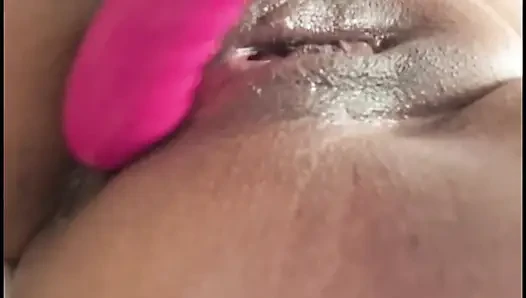Banyo evinde sessiz olmaya çalışıyor, amcık ve anal oyun