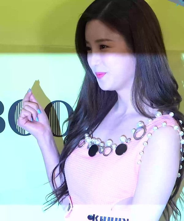 Apink Chorong underboob