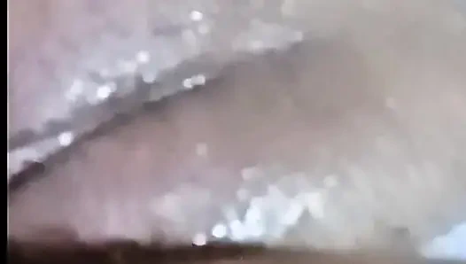 Kolombiyalı mastürbasyon yapıyor ve büyük göğüslerine dokunuyor