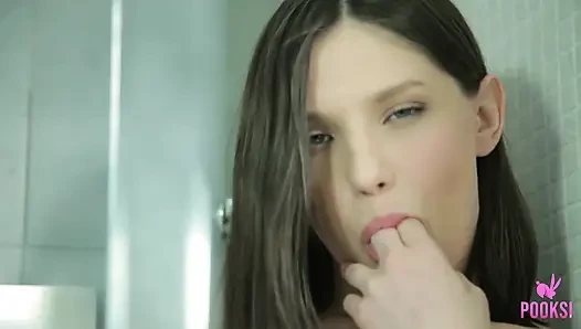 Andy si cewek hot rambut pendek lagi asik ngocok kontol di kamar mandi