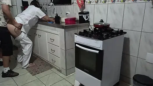 Hizmetçi bulaşık yıkarken götünü kullandırıyor.