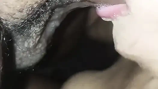 Dia mengisap penisnya tanpa mengeluarkannya dari tenggorokannya, hanya berhenti ketika itu benar-benar lembut.