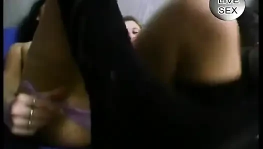 Зрелые шлюхи в чулках и два возбужденных мужика в страстном сексе вчетвером