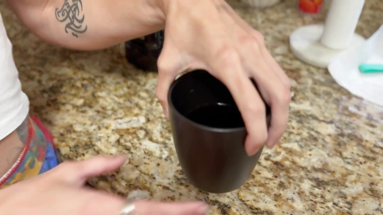 Mya Pleasure wil dat je klaarkomt in haar koffie