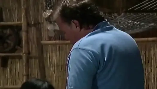 Egzotik baştan çıkarma genç esmer ve olgun kaptan cennette