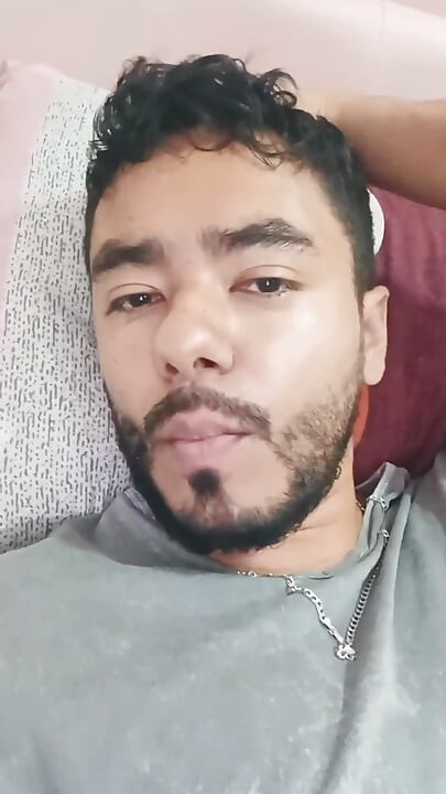 رجل يستمني في سريره