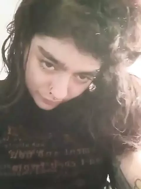 Gadis remaja 18+ dengan bibir dan toket besar ini menggerakkan lidah layaknya lesbian