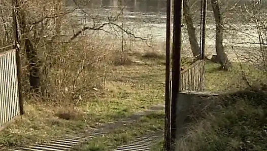 İki çarpıcı Fransız genç kız açık havada üçlü sekste göt deliğini siktiriyor