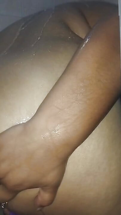 Met mijn speeltje onder de douche