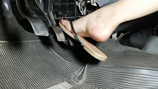 Corsa pedallarını flip floplarla hızlandırmak ve pompalamak