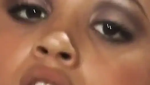 Белый мужик поедает киску черной телочки, и она сосет его хуй