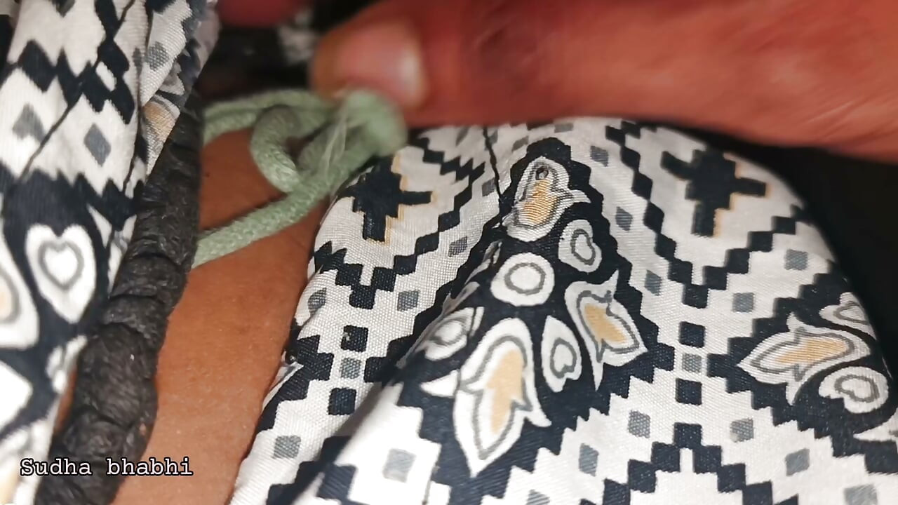 Hva gjorde stefaren hennes med henne om natten når stesøsteren hennes var i rommet sitt?