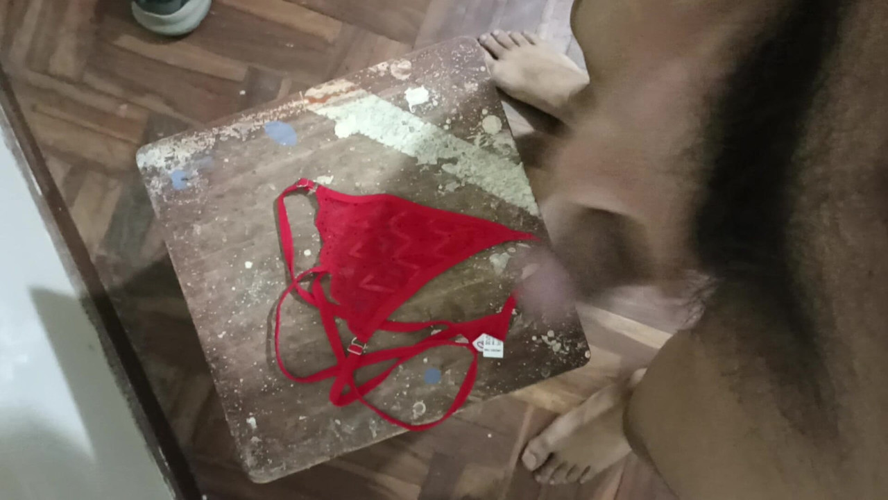 Mlijeko u tangama mog obožavatelja, paceña koja me jebe u jeftinom smještaju u Buenos Airesu, 
Udana sam i imam obitelj