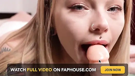 Heiße blondine zeigt dir, wie du deinen harten schwanz lutscht. Karneli Bandi