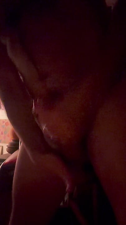 Doğal olarak özgür tarafından beyaz tişörtlü gizemli dans çıplak