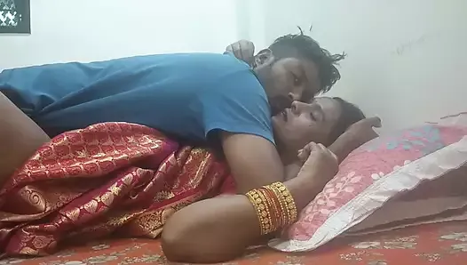 Kavita Vahini et Tatya baisent la nuit de noces