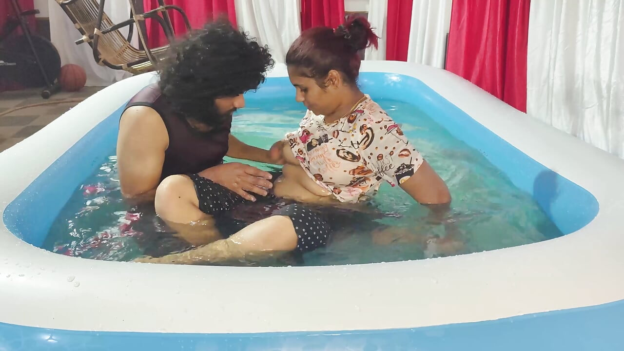 Mallu Casal na piscina fode com boquete