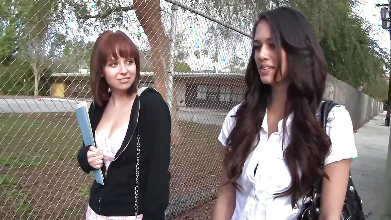 Två vackra brunetter slickar fitta och vibrator knullar