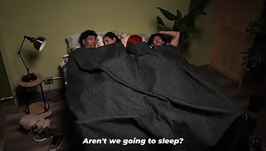 Друзья в конечном итоге в обмене партнерами после прибытия домой с вечеринки - невероятный секс вчетвером!