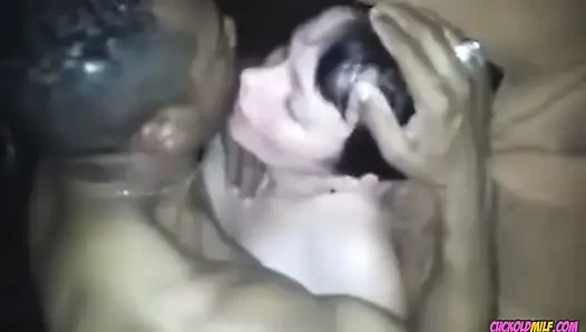 Tante seksi selingkuh sama pria lain atas ijin suami. Aku dan teman-temanku suka banget dientot habis-habisan sama besar
