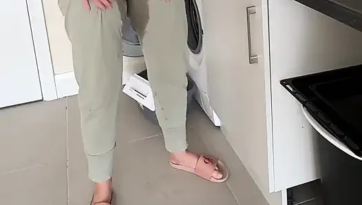 Bulaşıklar tam mesaneye karşı... Kontrolü kaybettim ve pantolona işedim