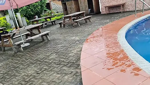 Havuzda yüzen sperm, suda sert seks, çifte orgazm