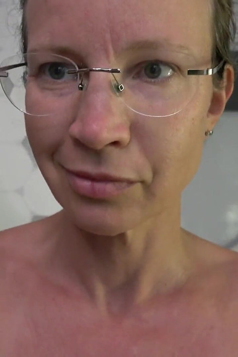 私の陰唇が膨らむのを見て