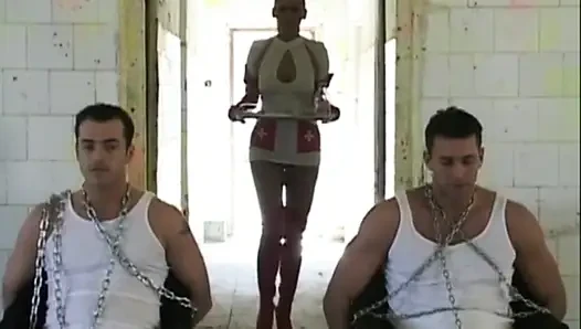 İri göğüslü orta yaşlı seksi hemşire orada yarakla dildoyla mastürbasyon yapıyor ve götünü sikiyor