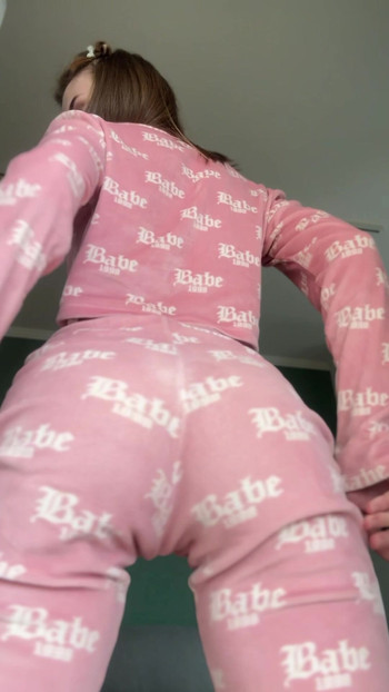 Spank these cheeks and watch them jiggle😍