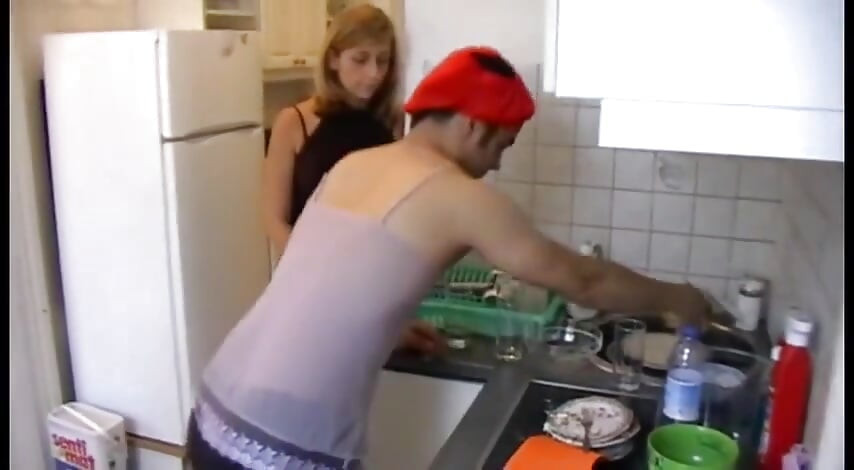 Crossdresser Slave limpa sua cozinha