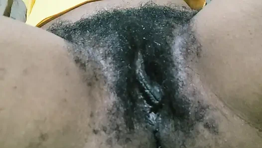 Tombul kızıl saçlı hatun ve kıllı amcık yakın çekim ateşli enerji ile yoğun arzusunu kucaklıyor