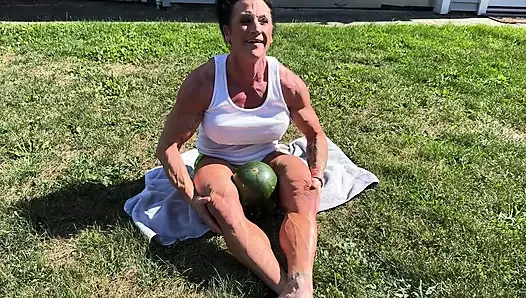 Muskel-MILf kandys wassermelone crushdominanz