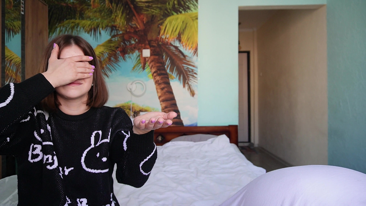 流行的在线游戏在视频博客期间变成继兄弟和继妹之间的性爱